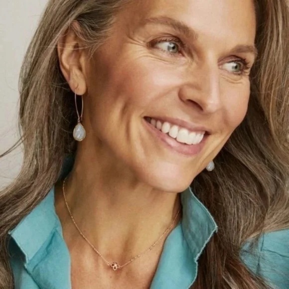 KENDRA SCOTT • Gold Dee Ivory Pearl Dangle Earrings - Picture 2 of 4